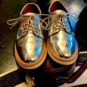 Mirror, lace up loafers